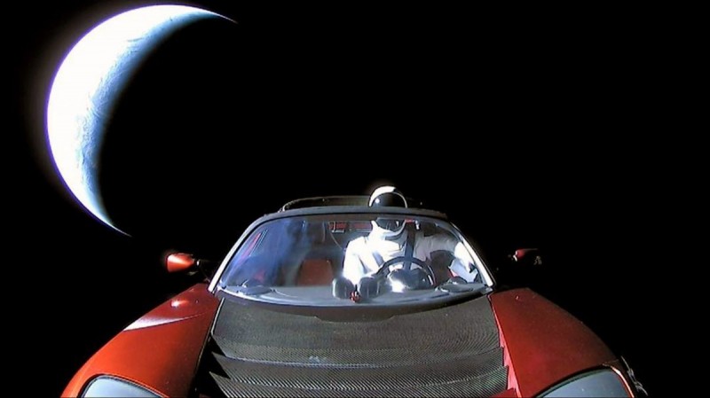 Последнее фото из космоса, отправленное Tesla Roadster, и кое-что еще
