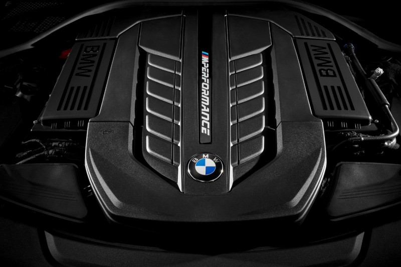 BMW M760Li xDrive откажется от двигателя V12