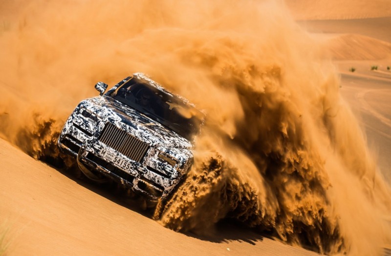 Внедорожник Rolls-Royce Cullinan испытали в дюнах Дубая (видео)