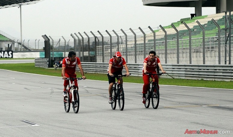 За кадром Формулы-1: Малайзия 2011 – подготовка, квалификация [62 фото]