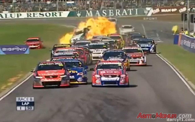 Ужасная авария на гонках V8 Supercar [видео]