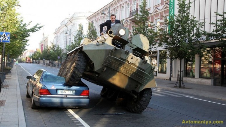 Мэр Вильнюса борется с нарушением правил парковки с помощью БТРа [видео]
