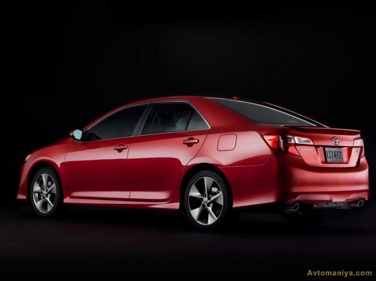Toyota Camry 2012: Хонда-Аккордо-подобный седан