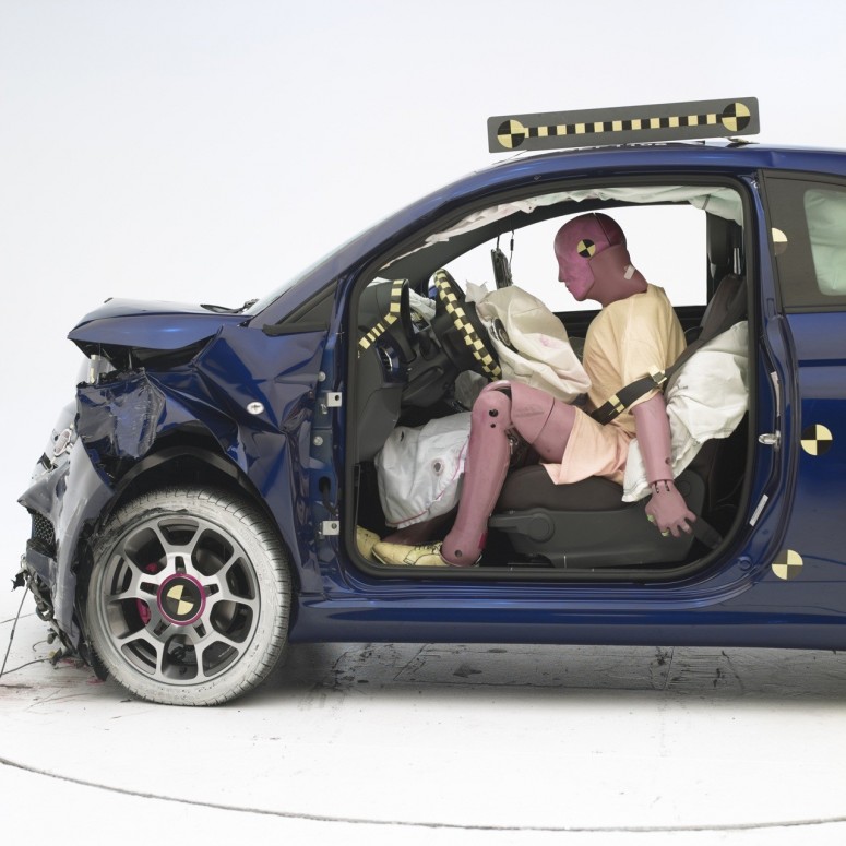 2012 Fiat 500 на краш-тесте получил высшую оценку [видео]