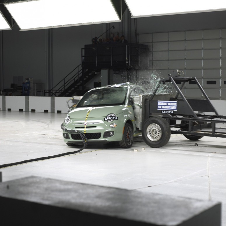 2012 Fiat 500 на краш-тесте получил высшую оценку [видео]