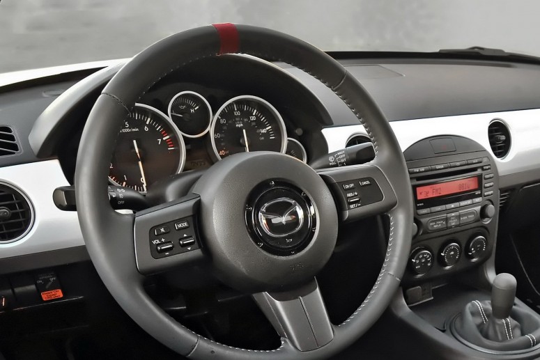 2012 Mazda MX-5 Spyder показали в деталях