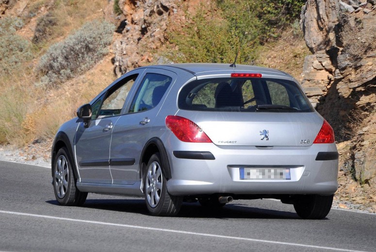 Peugeot 301 попало в камеру фотошпиона