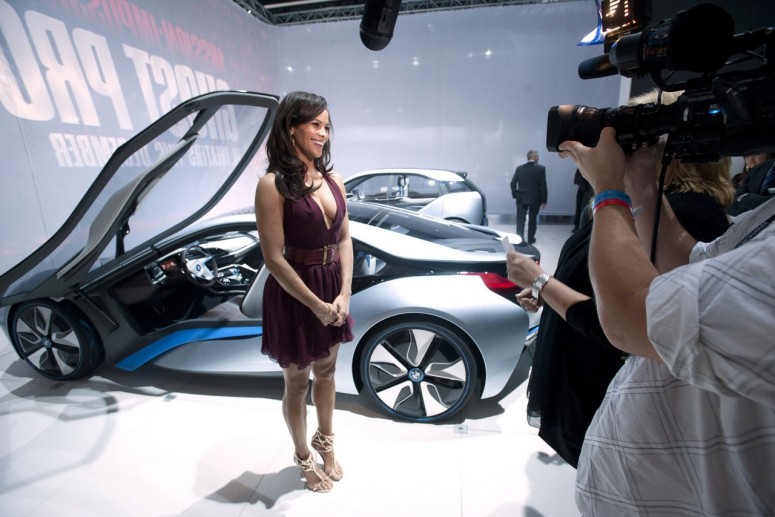 BMW i3 и i8: Паула Паттон добавляет концептам шарма [видео]