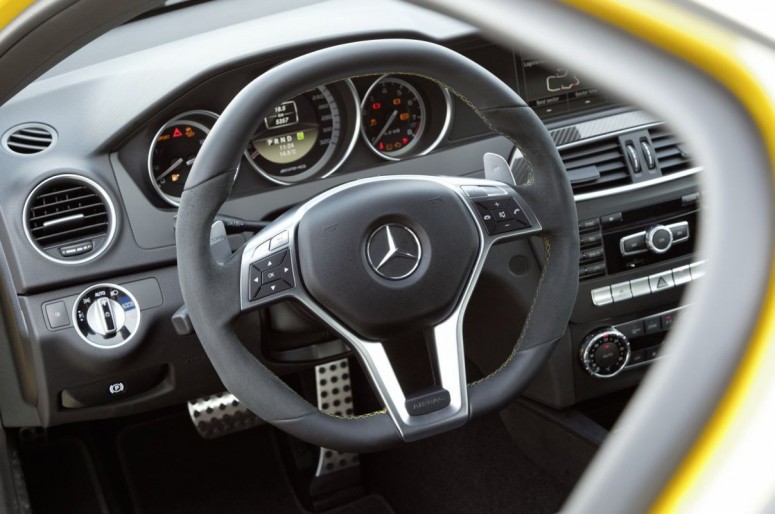 Mercedes обнародовал специальную версию C 63 Coupe AMG Black Series [видео]