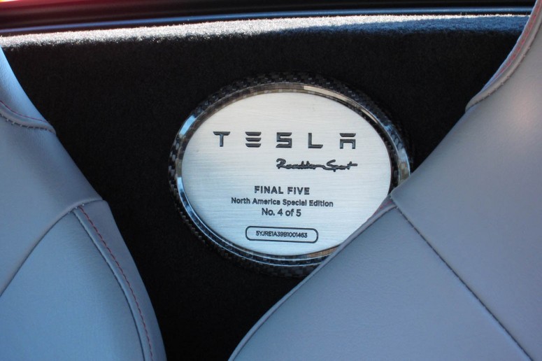 Tesla завершает выпуск родстера специальным изданием