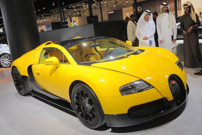 Катарский автосалон: сверкающие авто и блестящие фотомодели