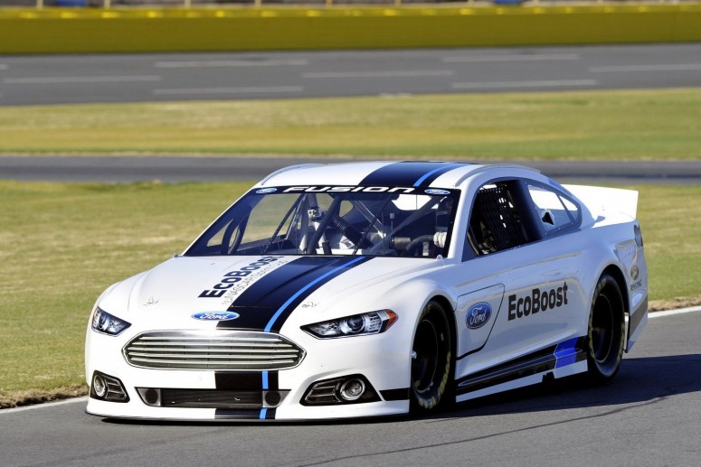 Ford Fusion NASCAR: яростный гонщик в \"шкуре\" дорожной версии