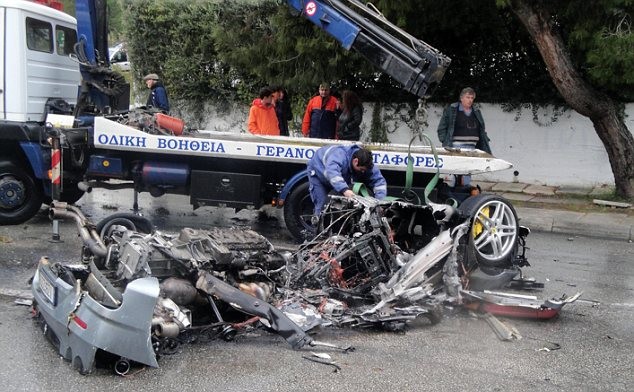 Жуткая авария: в Афинах Ferrari F430 разорвало на 2 части [видео]