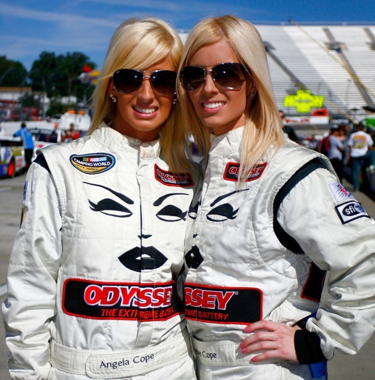 Сестры близняшки, пилоты серии NASCAR позируют для журнала Maxim