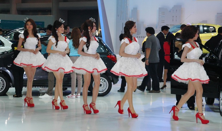 Девушки на автосалоне в Бангкоке? [фото]