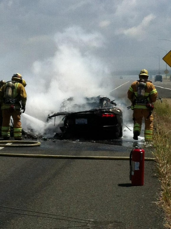 Первый Lamborghini Aventador сгорел дотла на тест-драйве [видео]