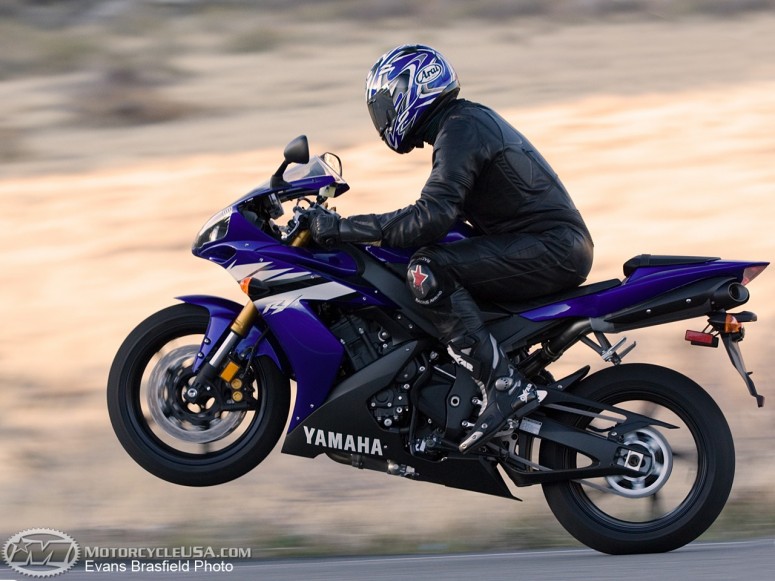 Полиция ищет мотоциклиста на Yamaha R1, который ехал со скоростью 300 км/ч