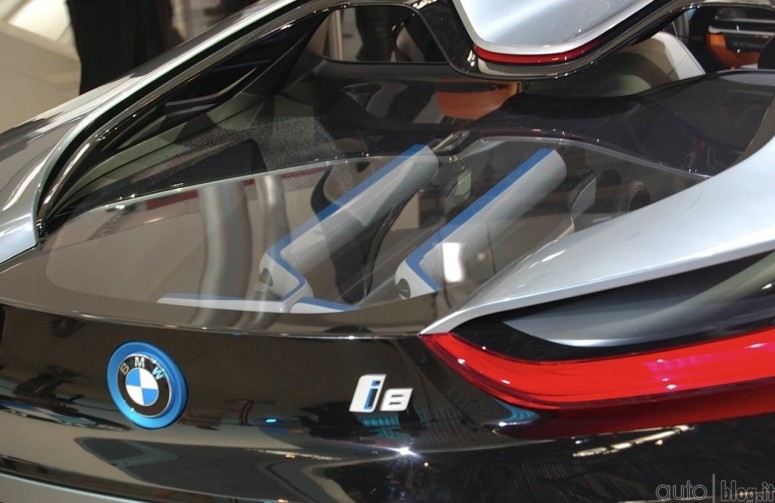 BMW представило в Пекине концепт i8 и удлиненную версию 335 Li