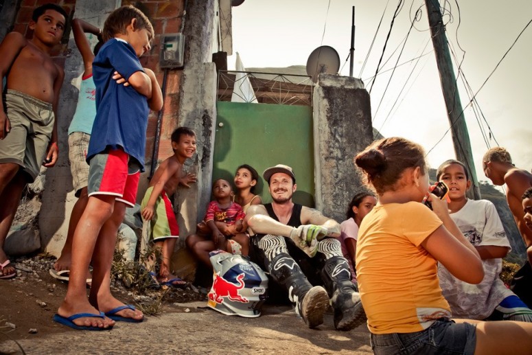 Мототриал в трущобах Рио-де-Жанейро: Жульен Дюпон [видео]
