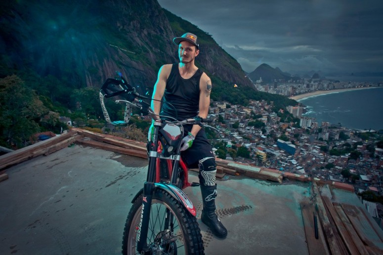 Мототриал в трущобах Рио-де-Жанейро: Жульен Дюпон [видео]