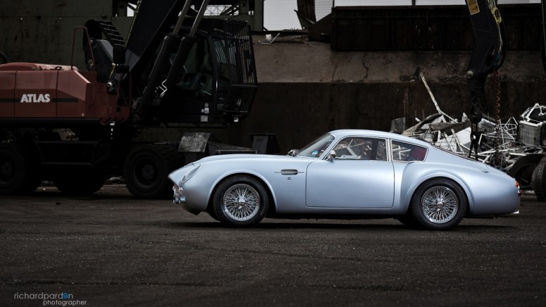 О Боже, классический Aston Martin DB4 Zagato из углеродного волокна