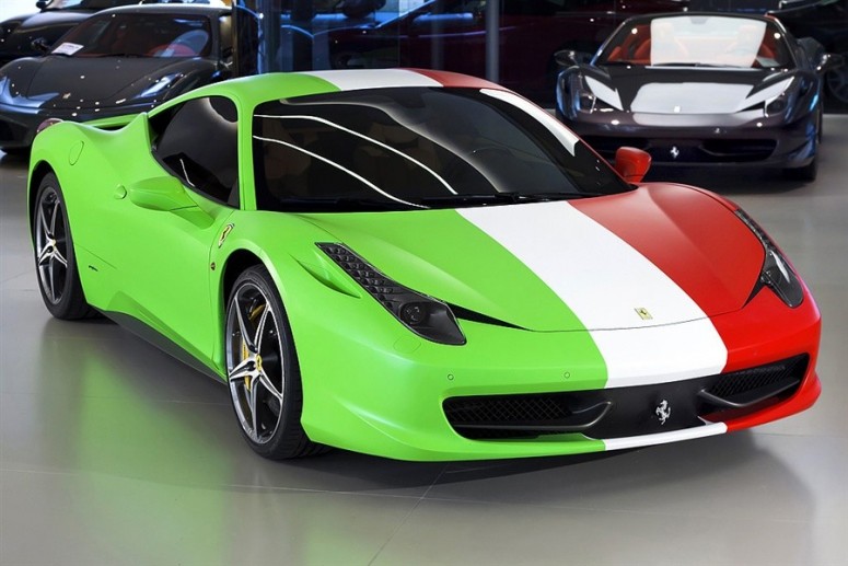 Ferrari 458 Italia перекрасили в итальянский флаг