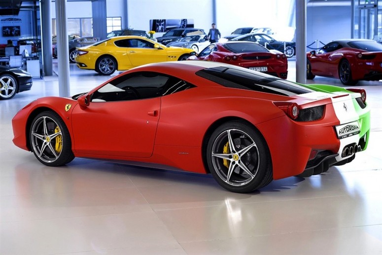 Ferrari 458 Italia перекрасили в итальянский флаг
