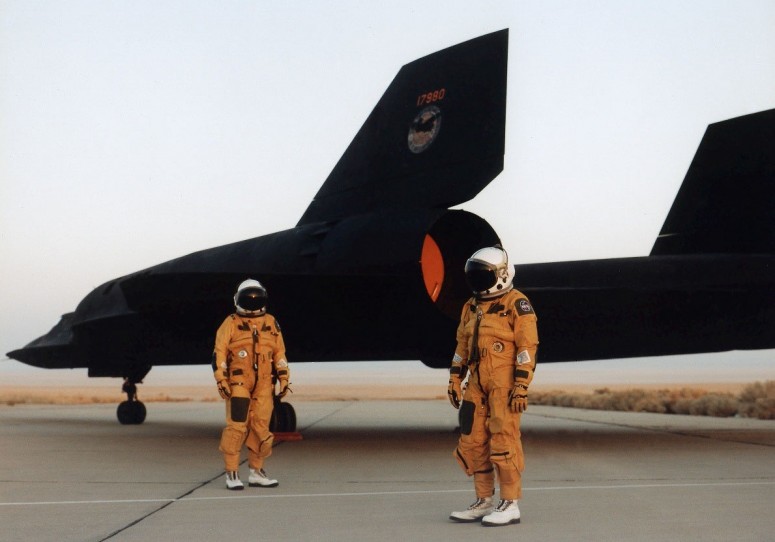 Хвостовой плавник сверхзвукового разведчика SR-71 Blackbird за sr-71-blackbird-12jpg млн