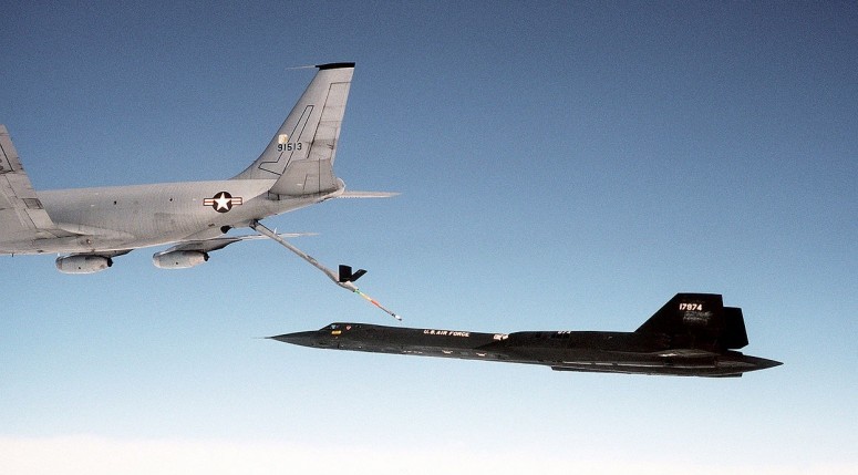 Хвостовой плавник сверхзвукового разведчика SR-71 Blackbird за sr-71-blackbird-15jpeg млн