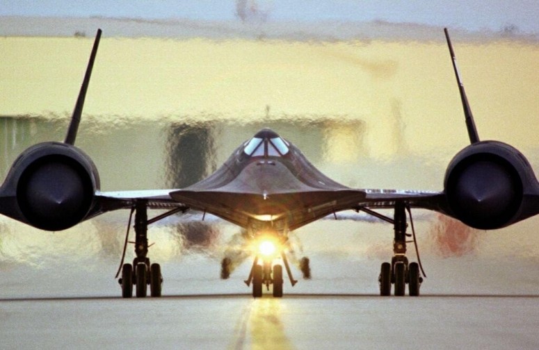 Хвостовой плавник сверхзвукового разведчика SR-71 Blackbird за sr-71-blackbird-17jpg млн