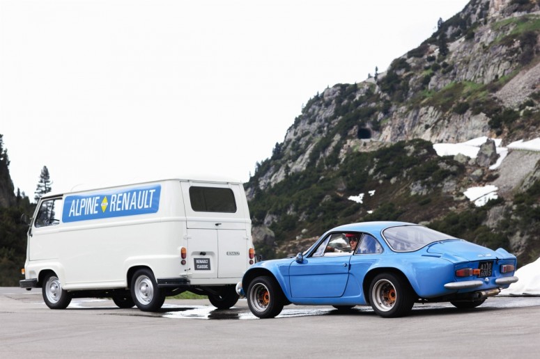 Спорт-купе Renault Alpine A110-50 рассекает серпантины в Альпах