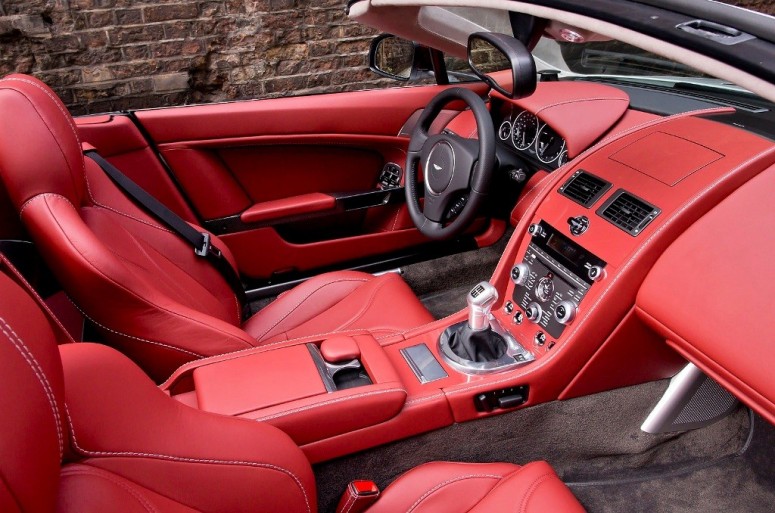 Aston Martin представил мощный родстер V12 Vantage