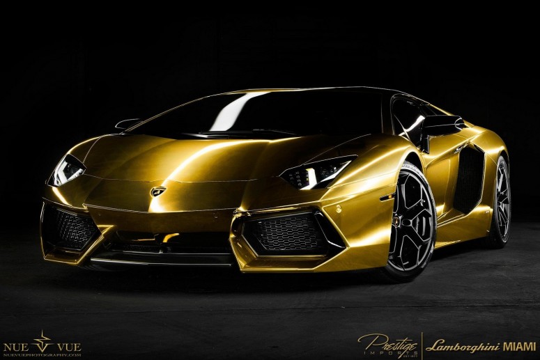 Хромо-золотой Lamborghini Aventador позирует в Майами