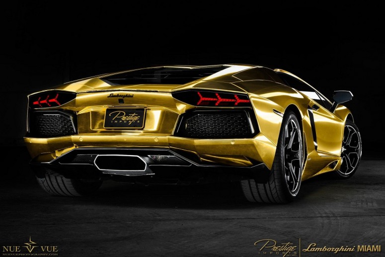 Хромо-золотой Lamborghini Aventador позирует в Майами