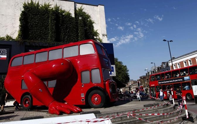 Лондонский автобус в честь Олимпиады научили отжиматься [видео]