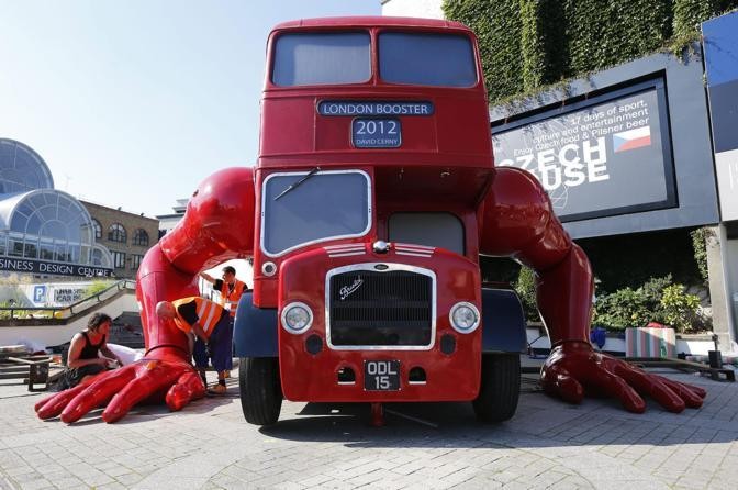 Лондонский автобус в честь Олимпиады научили отжиматься [видео]