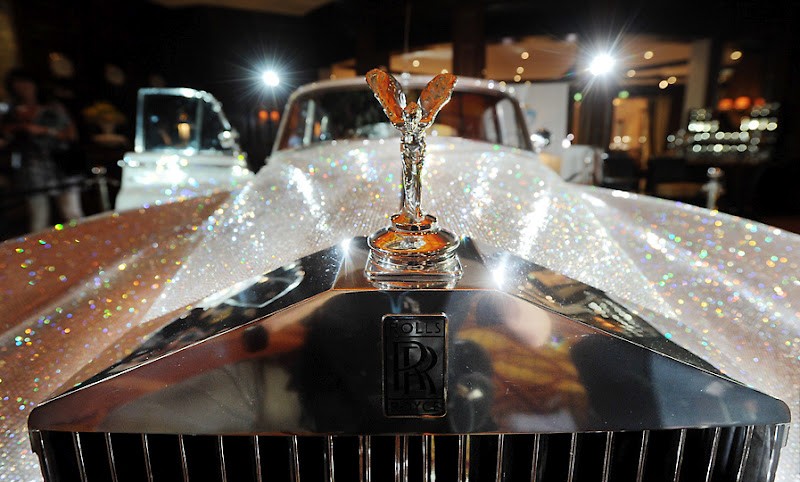 Rolls-Royce Silver Cloud II украсили камнями Сваровски