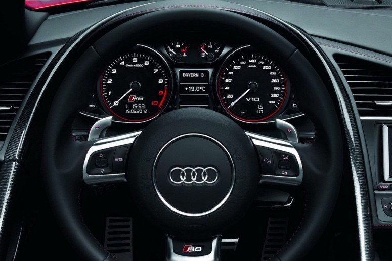 Audi показало обновленную R8 2013: купе и