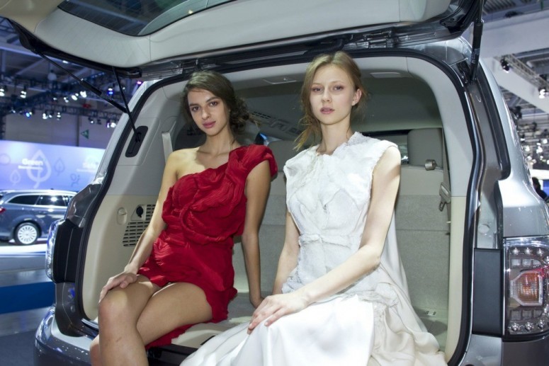 ММАС-2012: автомобили и девушки