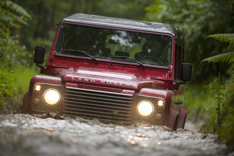 2013 Land Rover Defender: новые цвета и модернизированная аудио система