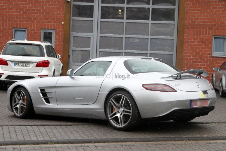 Электрический Mercedes SLS AMG E-Cell фотошпионы поймали без камуфляжа