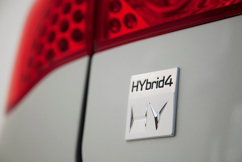 Гибридный кроссовер Peugeot 3008 HYbrid4 расходует 3,8 литра топлива