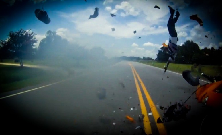 Мотоциклист на Kawasaki пережил страшную аварию с тройным сальто