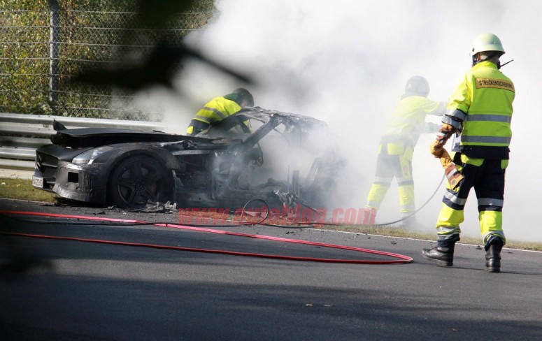 Прототип 2014 Mercedes SLS AMG Black Series сгорел до тла на Нюрбургринге
