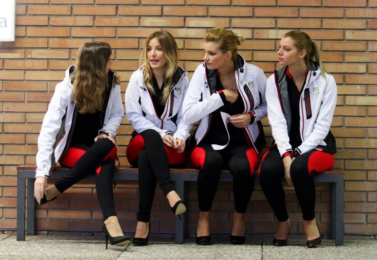 Итальянские девушки на автосалоне в Болонье 2012 [фото, видео]