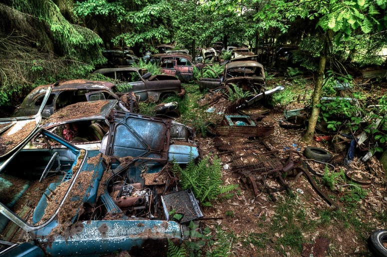 Заброшенное кладбище автомобилей в Бельгии [фото]
