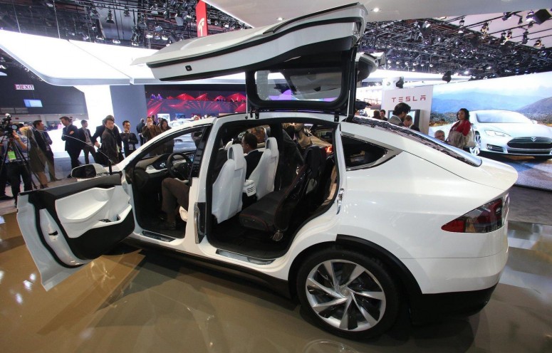Tesla Model X – единственный автомобиль в Детройте, который выглядит как из будущего