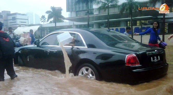 Rolls-Royce Ghost: лицом к лицу с наводнением в Индонезии [фото]