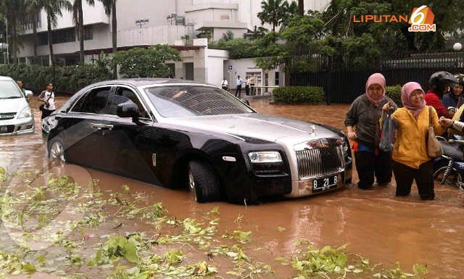 Rolls-Royce Ghost: лицом к лицу с наводнением в Индонезии [фото]