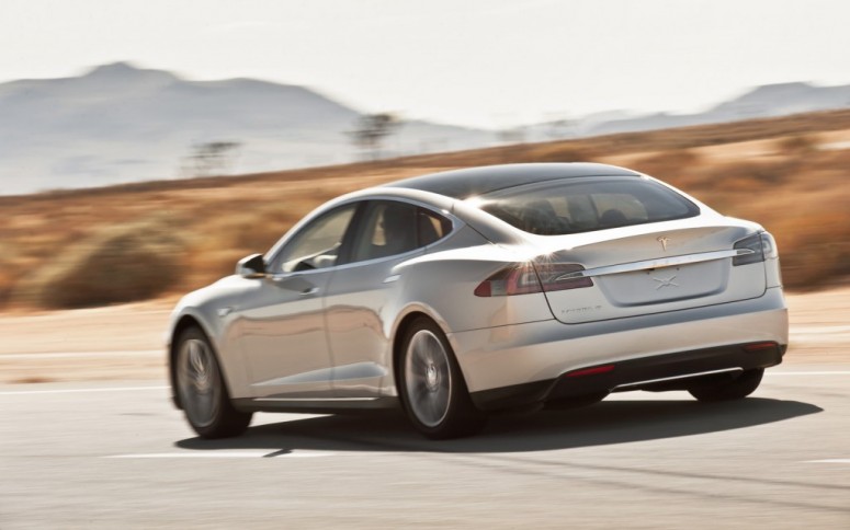 Tesla Model S быстрее 500-сильного Dodge Viper SRT10 [видео]